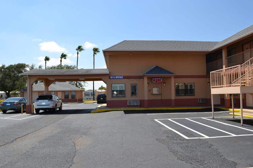 Deluxe Inn And Suites Weslaco Esterno foto